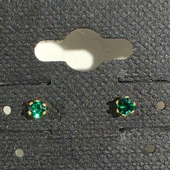 Swarovski Crystal Stud Earrings – Gold Overlay - Green Stone - Luxury Jewelry - Picture 4 of 6